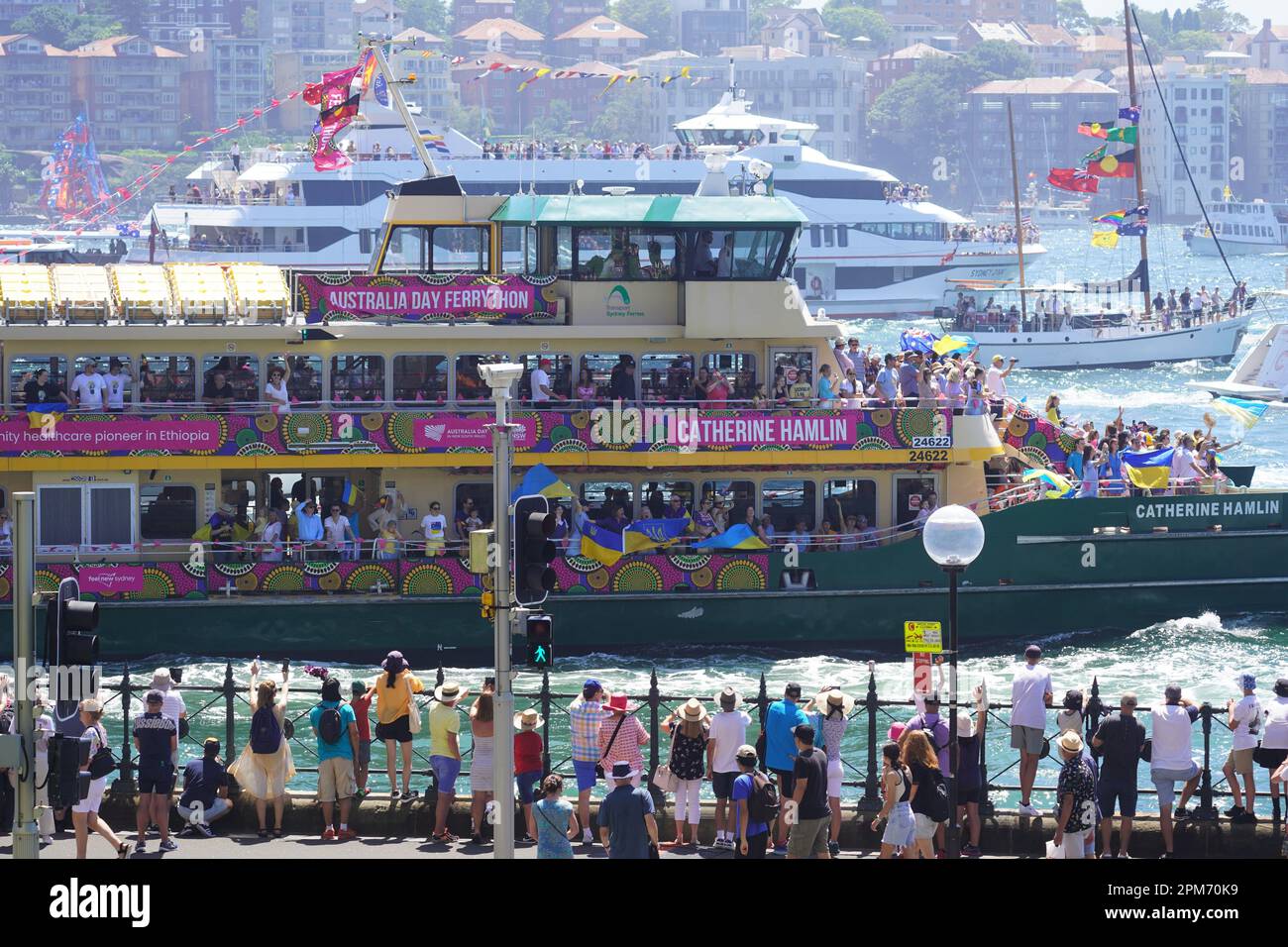 Vainqueur de l'Australia Day Ferry Boat Race 2023 en passant par des spectateurs qui bordent le port de Sydney Banque D'Images