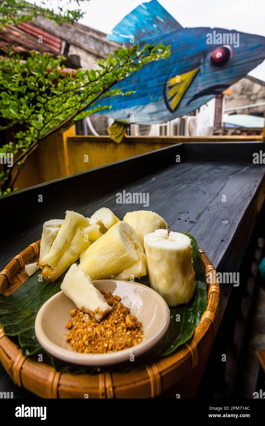 Un plateau de plats vietnamiens est servi sur une table noire au Vietnam. Banque D'Images