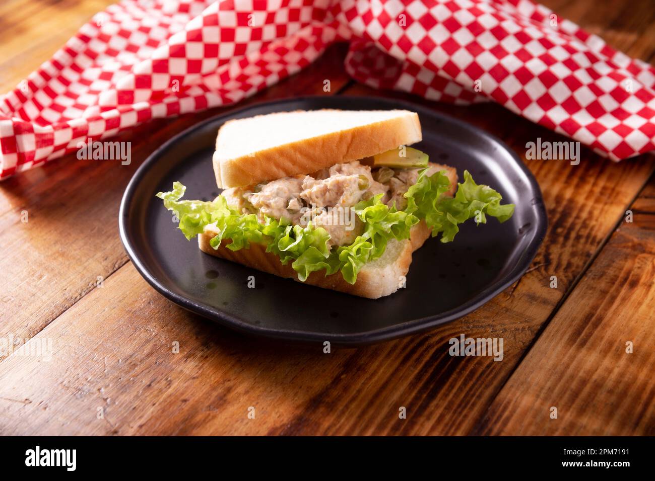 Sandwich à la salade de thon. C'est une recette rapide, simple et nutritive, aliments sains, délicieux en-cas très populaire dans de nombreux pays. Banque D'Images