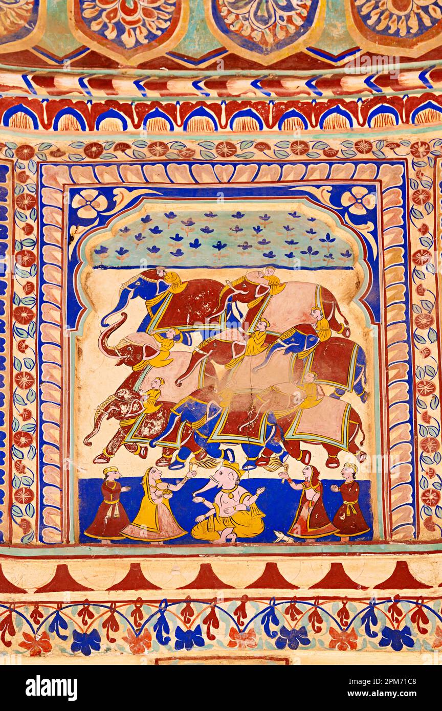 Peintures mythologiques colorées sur le plafond de Goenka Chhatri, situé près du fort de Shivgarh, maintenant converti en un hôtel du patrimoine. Il a été construit par Banque D'Images