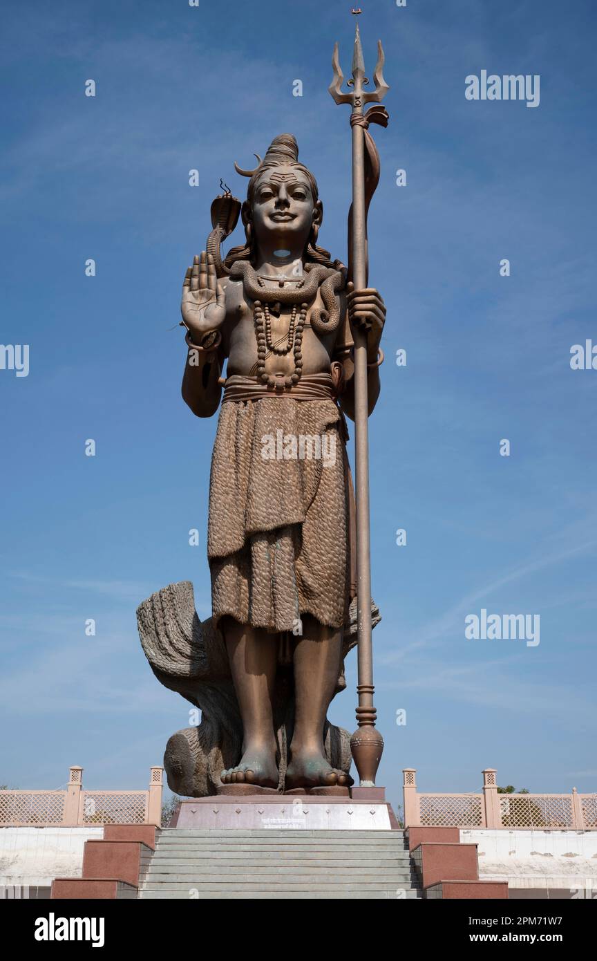 132 pieds grand idole de Lord Shiva, situé à Neelkanth Mahadev Mandir, situé à Bissau, Rajasthan, Inde Banque D'Images