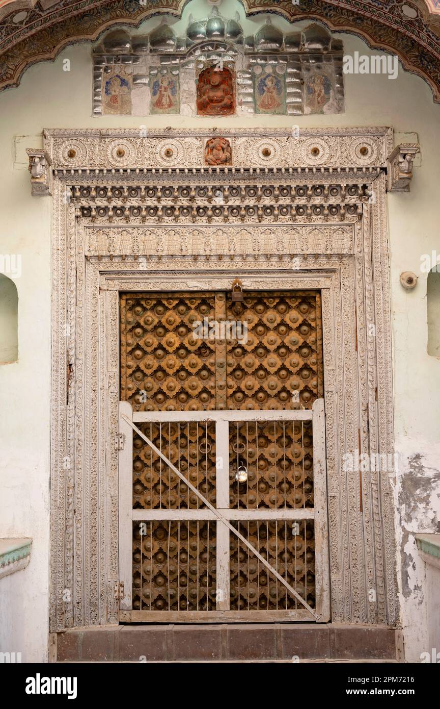 Peintures colorées sur le mur intérieur et la porte en bois du 1100 Khidkiyon Ki Haveli, propriété de Babulal Surana, situé à Churu, Shekhawati, Rajasthan, I Banque D'Images