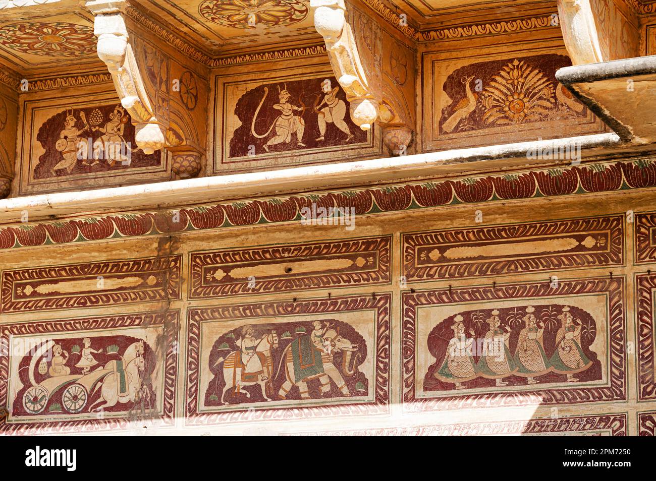 Peintures colorées sur le mur extérieur de Shri Raghunath Ji Ka Bada Mandir, situé à Mahansar, Shekhawati, Rajasthan, Inde Banque D'Images