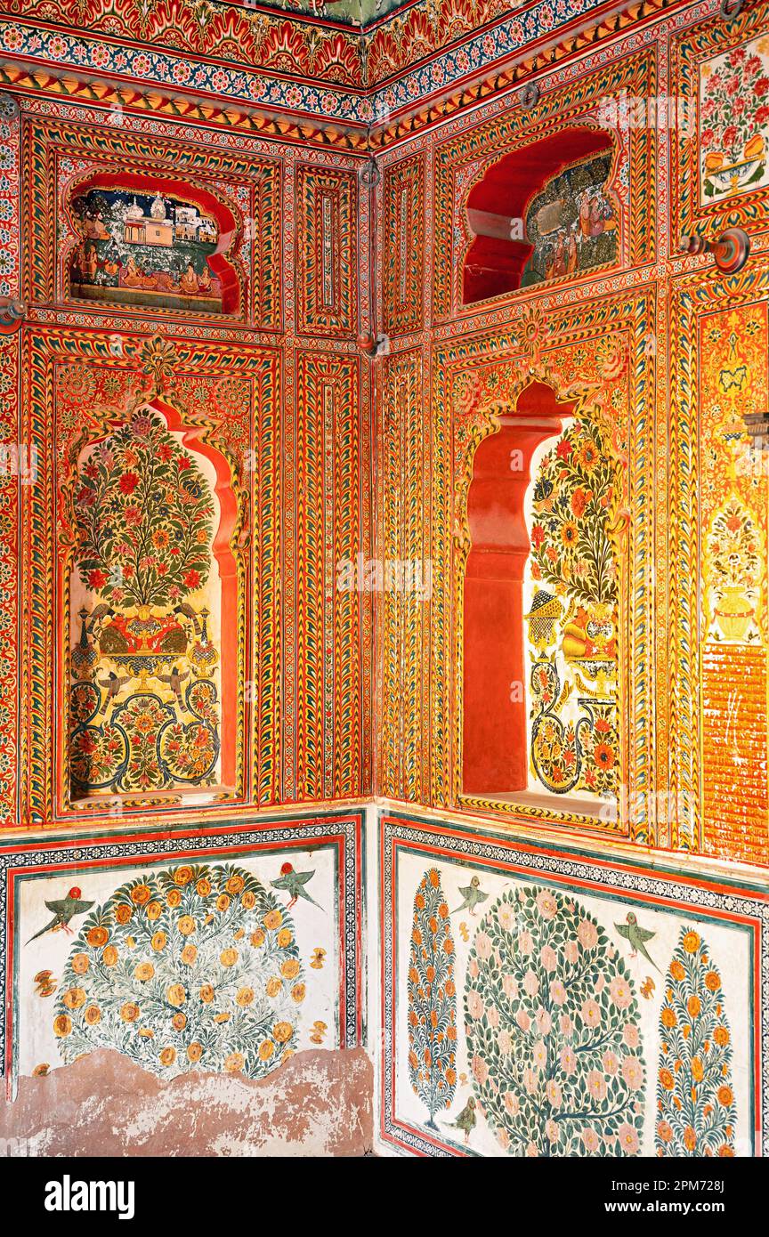 Peintures mythologiques colorées sur le mur intérieur de Sone - Chandi Ki Dukaan, boutique d'or et d'argent, Mahansar, Shekhawati, Rajasthan, Inde Banque D'Images