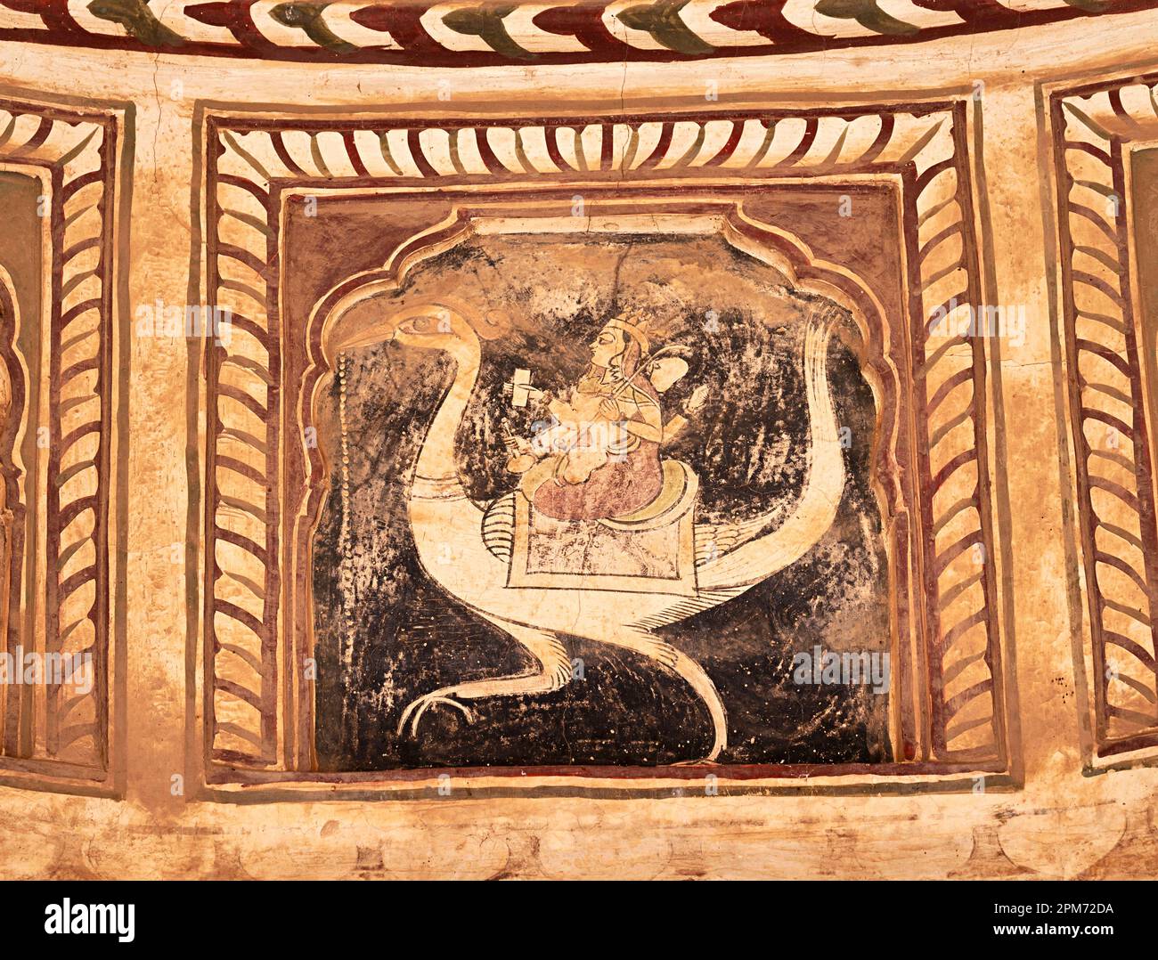 Peintures mythologiques colorées sur le plafond d'un vieux chhatri (cenotaph), Seth Anantram Podar et de la famille ki smarak rupi chhatri, situé à Ramgar Banque D'Images