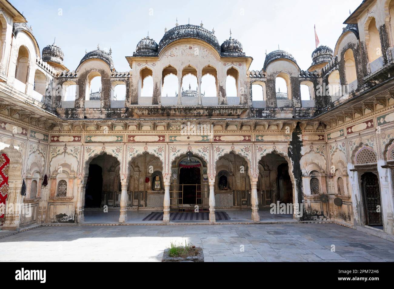 Extérieurs de Ganga Mata Mandir, construit il y a environ 200 ans par Seth Podars de Ramgarh, Ramgarh, Shekhawati, Rajasthan, Inde Banque D'Images