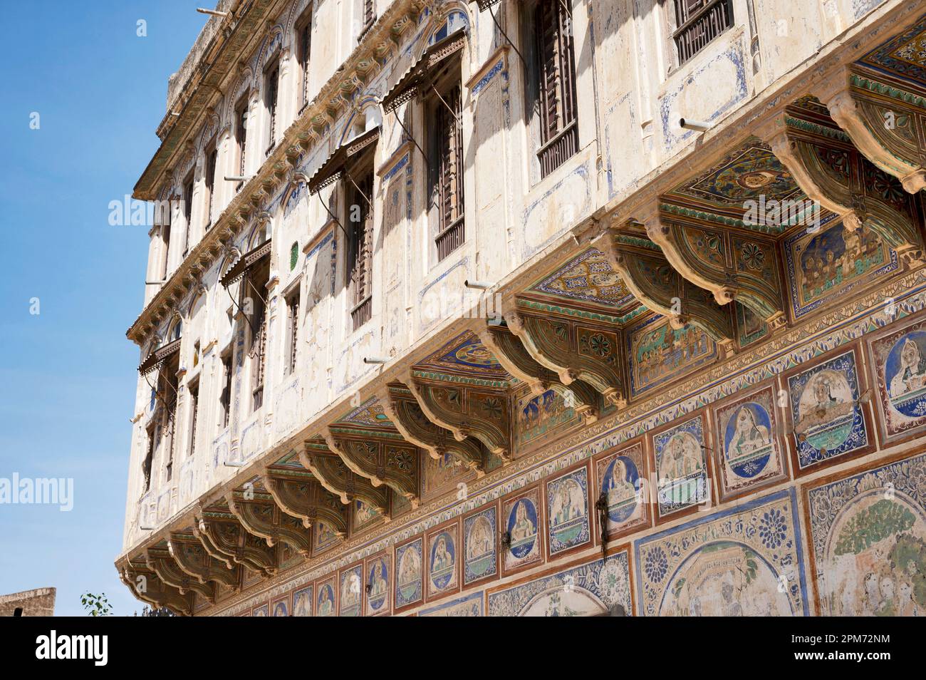 Peintures colorées sur le mur extérieur d'un vieux haveli, situé à Ramgarh, Shekhawati, Rajasthan, Inde Banque D'Images