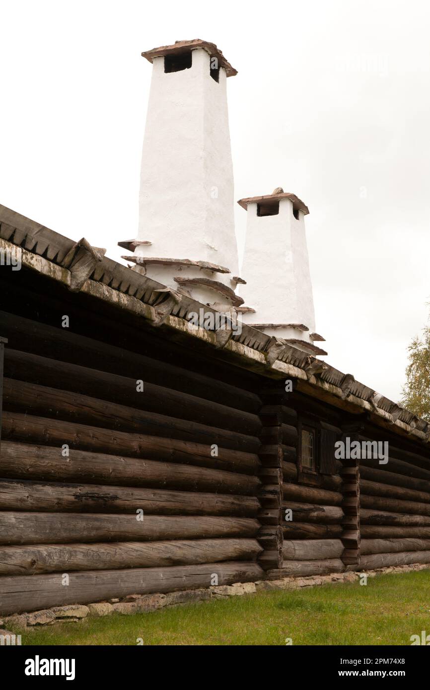 Mur en bois et deux cheminées peintes en blanc. Banque D'Images