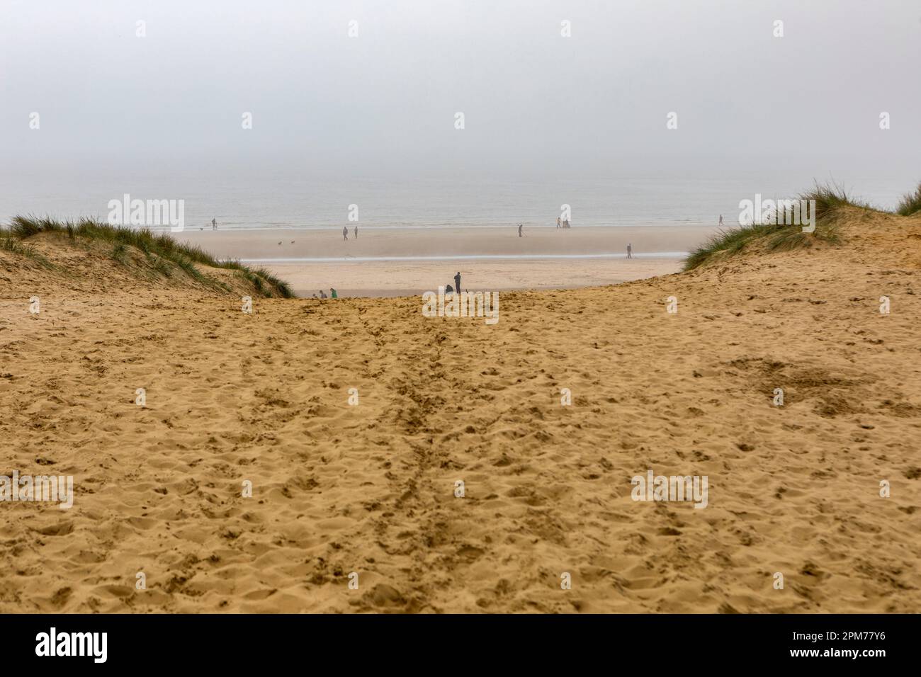 Les visiteurs de Camber Sands le dimanche matin de Pâques sont brumeux. Banque D'Images