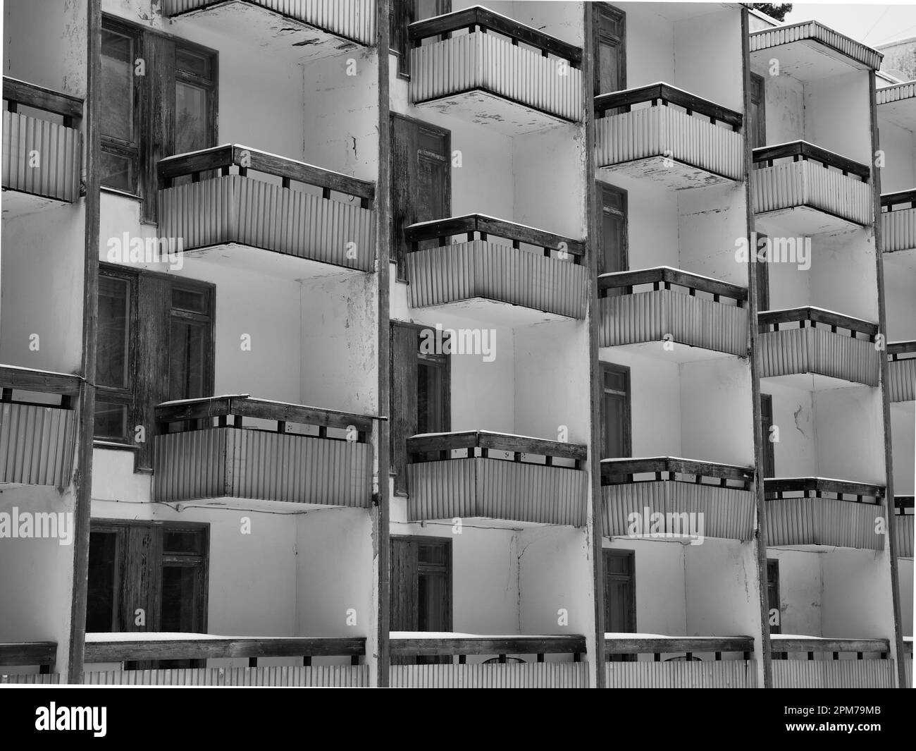 Une échelle de gris d'un ancien bâtiment avec plusieurs balcons Banque D'Images