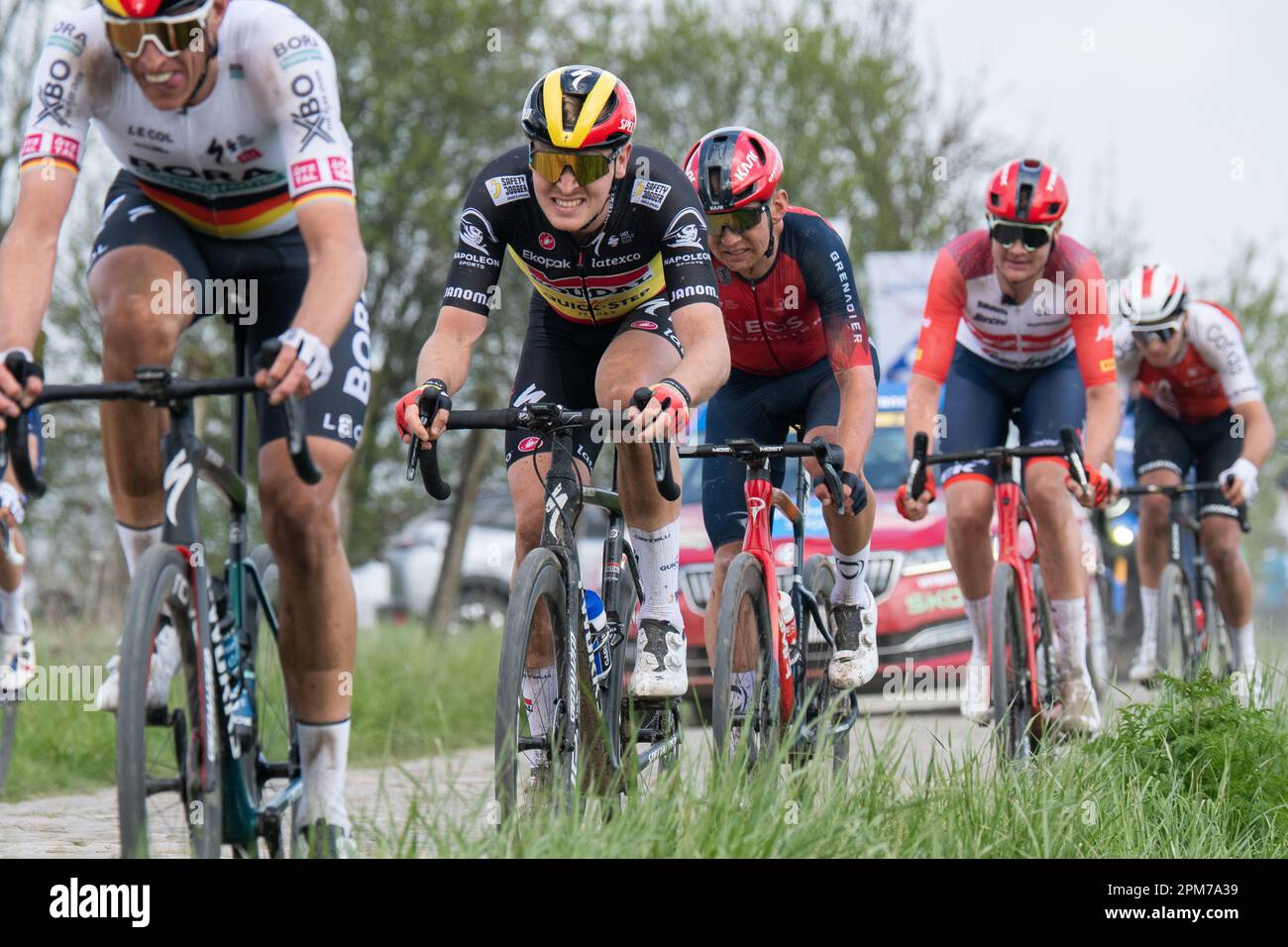 Le champion belge Tim Merlier traverse les pavés du secteur Auchy-lez-Orchies à Bersée à Paris-Roubaix Banque D'Images