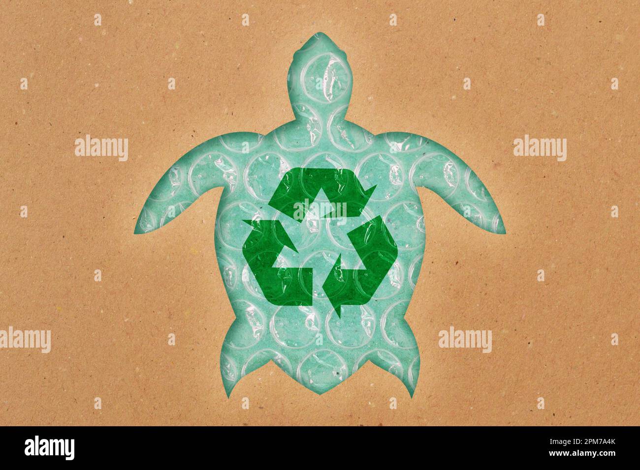 Silhouette de tortue de mer en papier recyclé avec symbole de recyclage sur film à bulles en plastique - concept d'écologie et de pollution des océans Banque D'Images