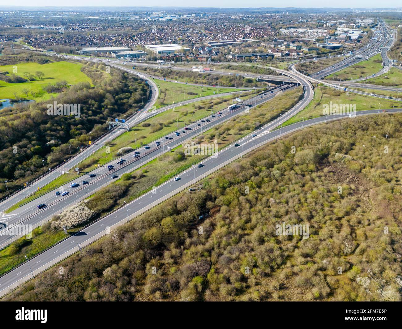 Le trafic des vacances de Pâques a été suivi dans les files d'attente sur la M5 près de la jonction de l'autoroute M4 près de Bristol, au Royaume-Uni. Banque D'Images