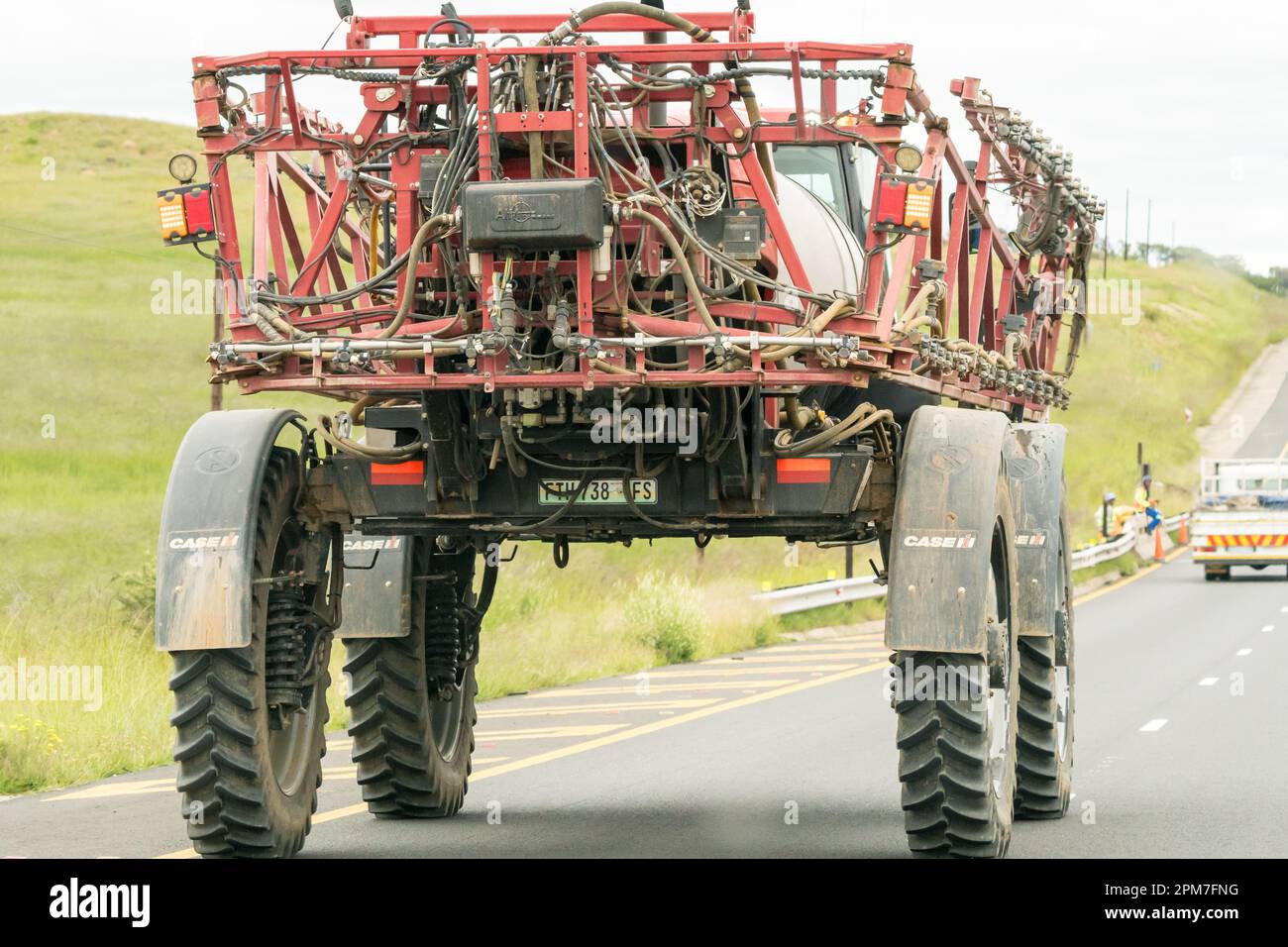 Machine ou équipement agricole ou agricole à proximité sur une route rurale en Afrique du Sud Banque D'Images