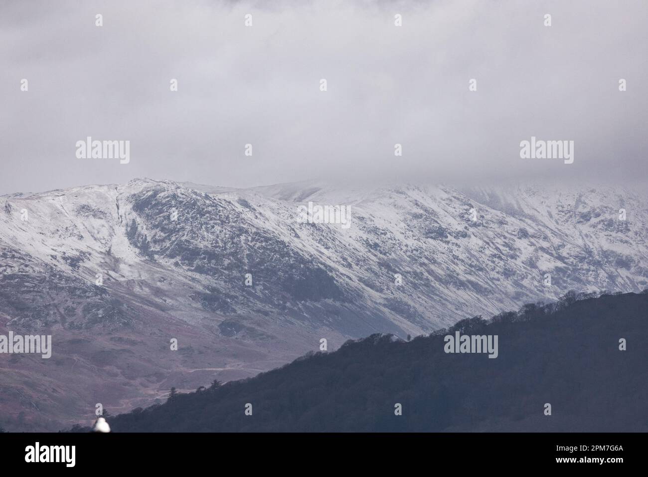 Lake Windermere, Cumbria, Royaume-Uni. 12th avril 2023 .UK Météo neige et grêle sur des coquillages autour du lac Windermere crédit: Gordon Shoosmith/ Live News crédit: Gordon Shoosmith/Alay Live News Banque D'Images
