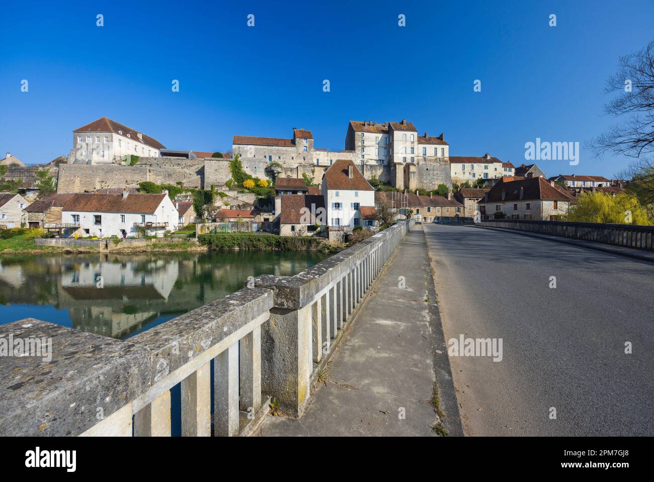 Petite ville typique de Pesmes avec la rivière L Orgon, haute-Saone, France. Banque D'Images