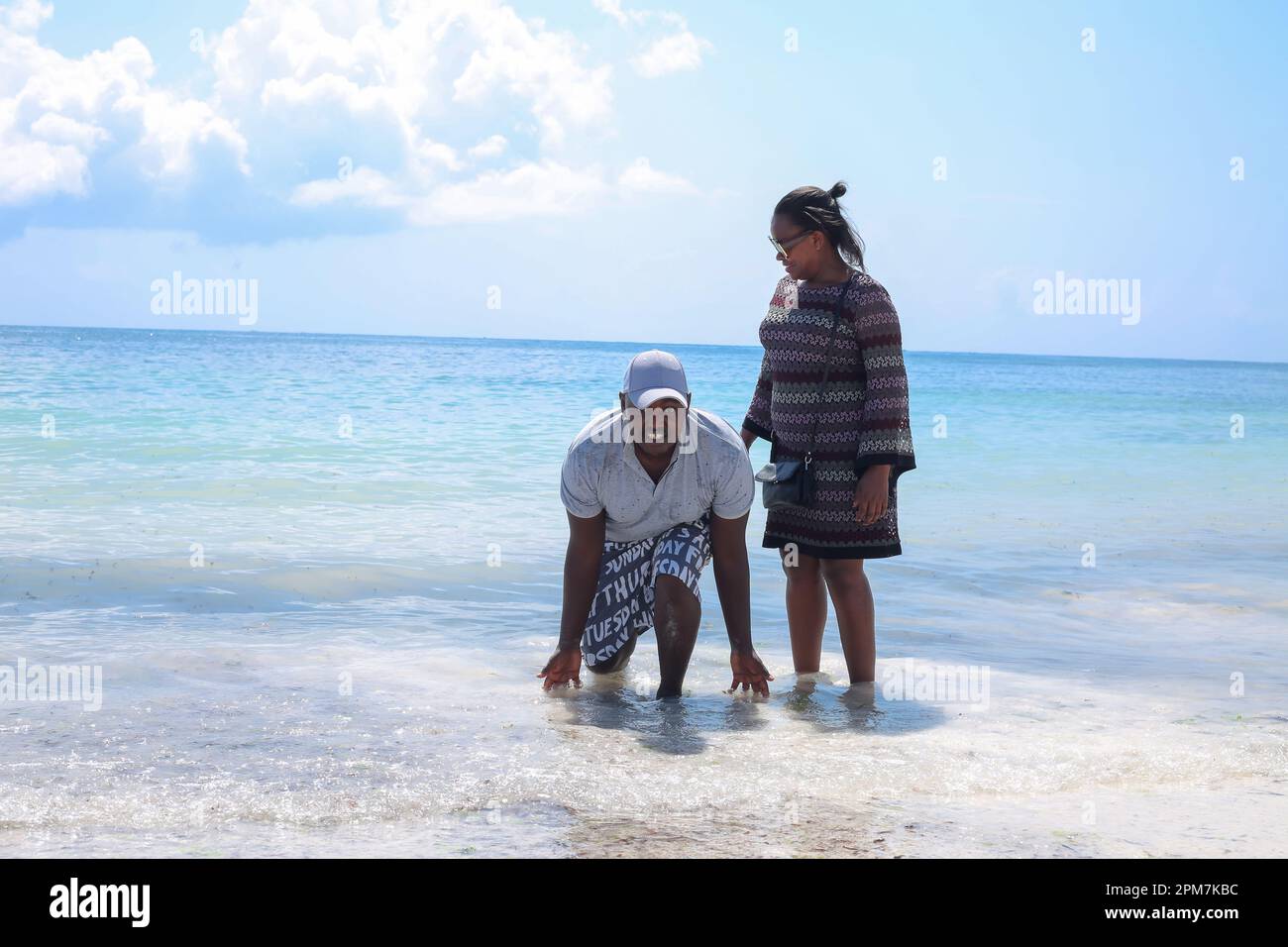 Couple, homme et femme appréciant des vacances à la plage dans l'océan Indien Kilifi Kenya Banque D'Images