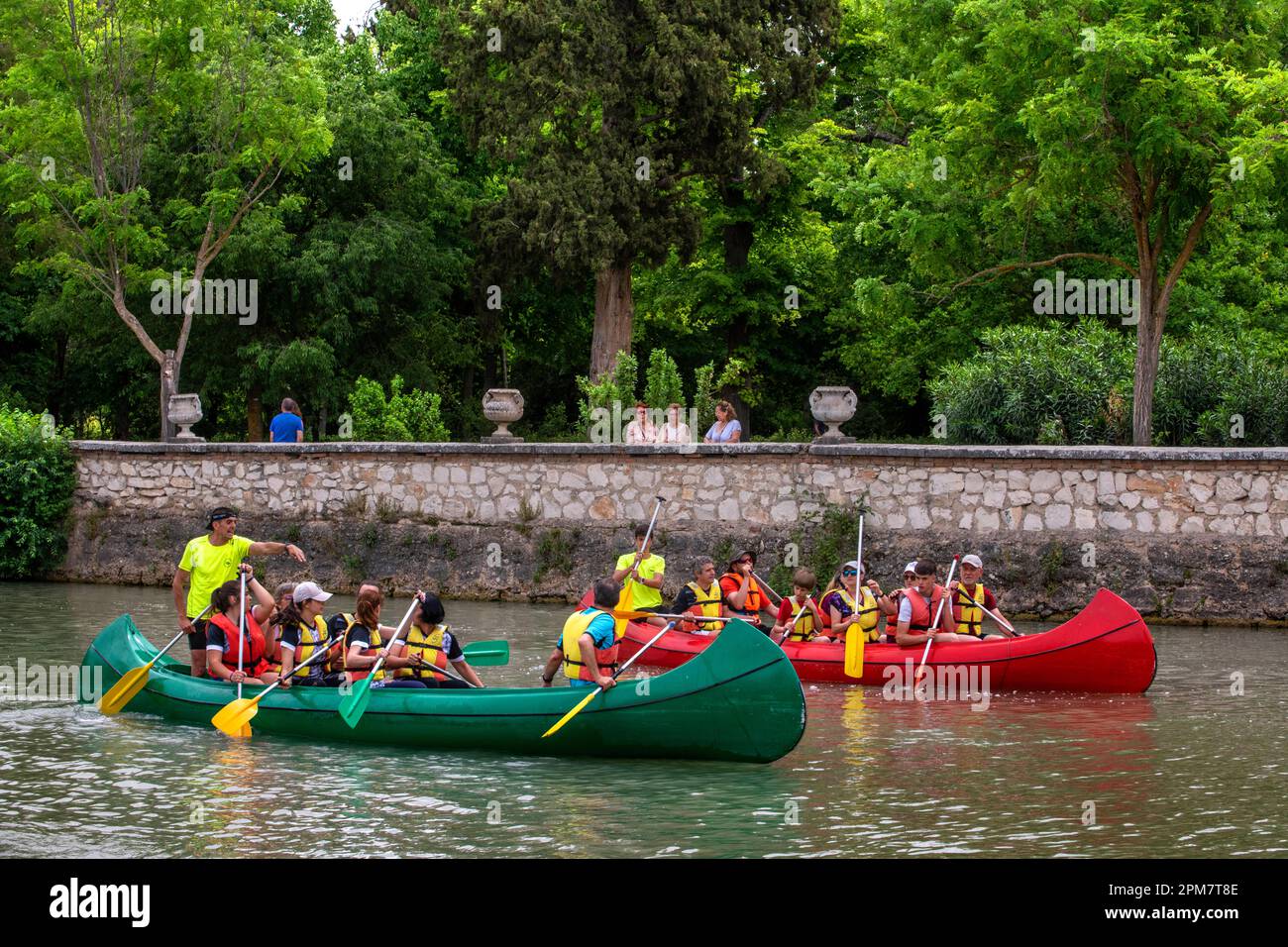 Jeunes pratiquant le canoë sur le rio Tajo ou le Tage dans le jardin de la Isla Aranjuez Espagne. Le Tagus commence son voyage à travers le plai Banque D'Images