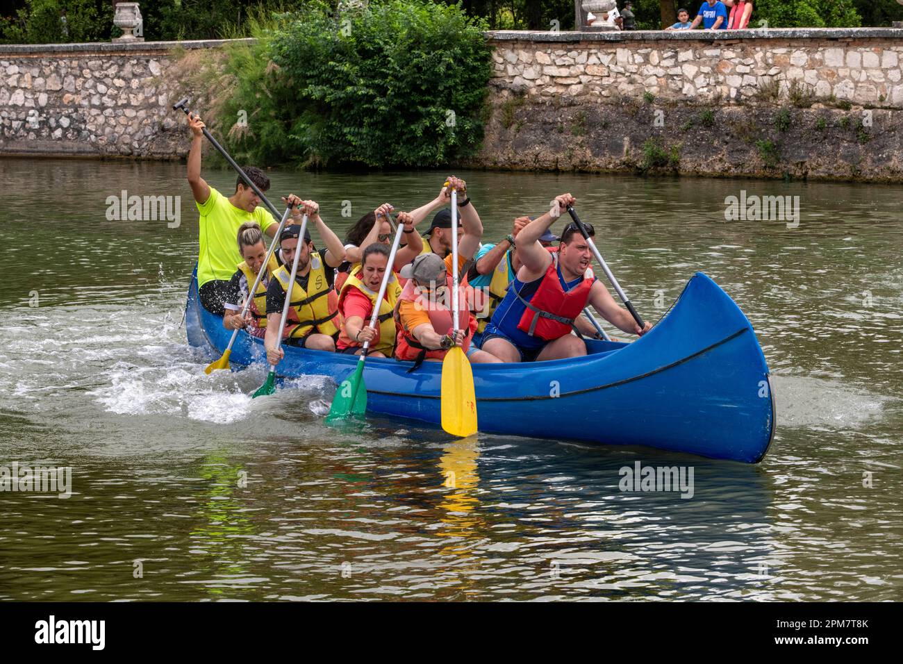 Jeunes pratiquant le canoë sur le rio Tajo ou le Tage dans le jardin de la Isla Aranjuez Espagne. Le Tagus commence son voyage à travers le plai Banque D'Images