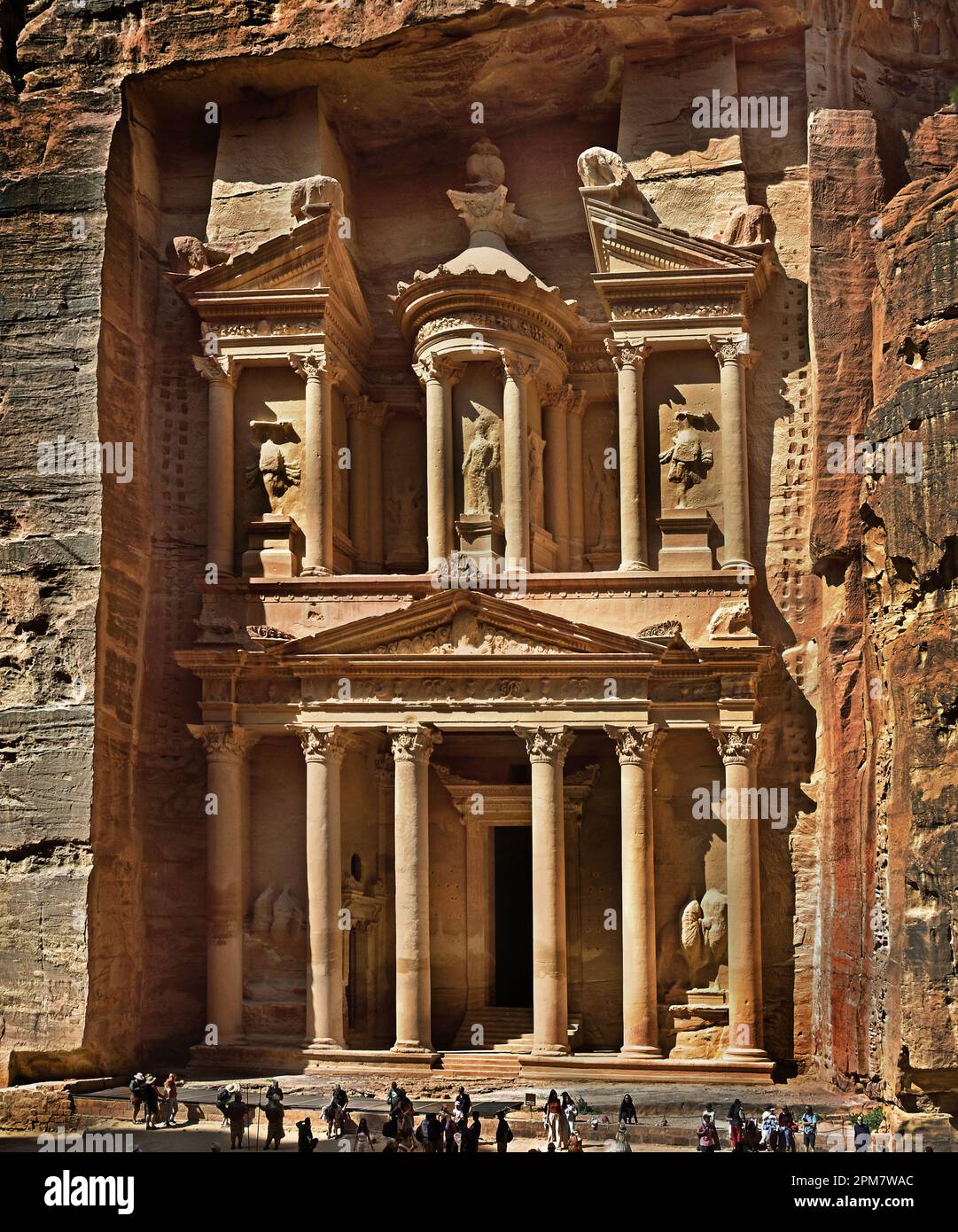 Petra City Al-Khazneh Treasury Temple structure de Royaume de Nabatéan, façades découpées en roche, Mausolée Roi Aretas IV 1st C AD Jordan grès sculpté roche Banque D'Images