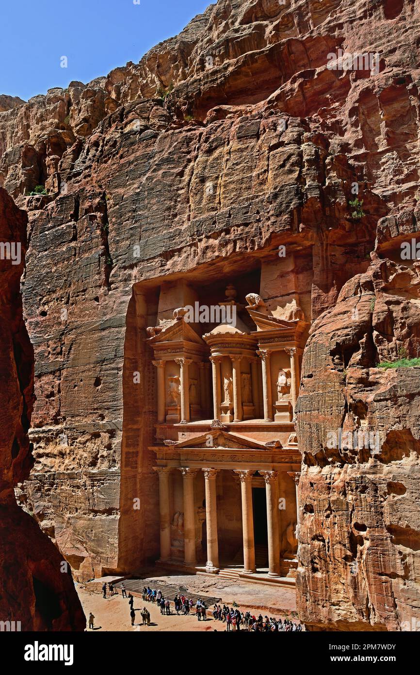 Petra City Al-Khazneh Treasury Temple structure de Royaume de Nabatéan, façades découpées en roche, Mausolée Roi Aretas IV 1st C AD Jordan grès sculpté roche Banque D'Images