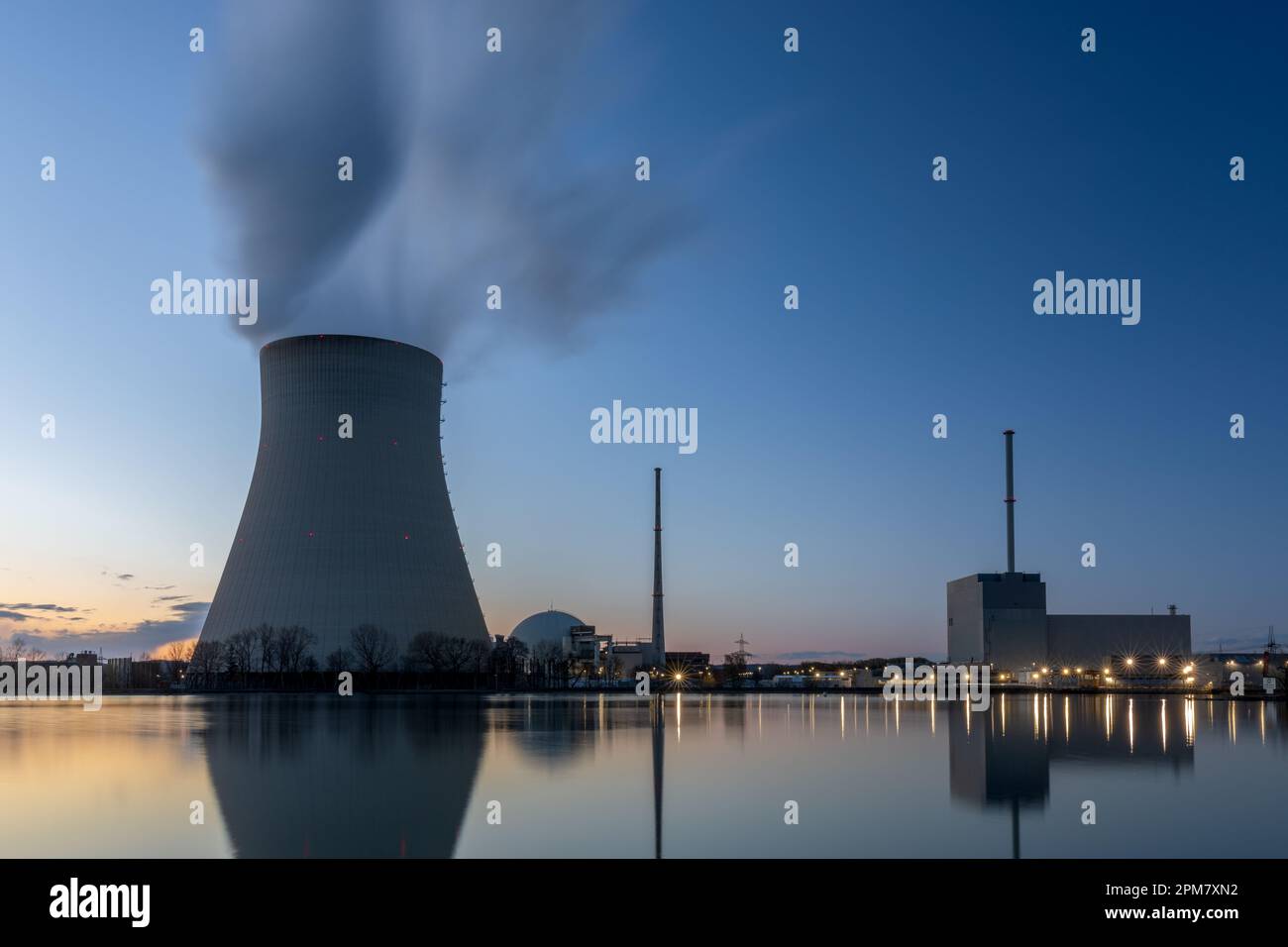 Centrale nucléaire Isar près de Landshut, Bavière, Allemagne dans la soirée Banque D'Images