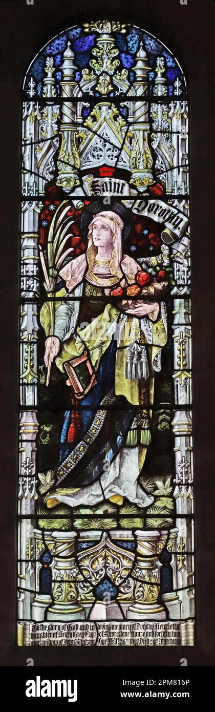 Vitraux de Percy Bacon & Brothers représentant Saint Dorothy, l'église St Hilda, Lucker, Northumberland Banque D'Images