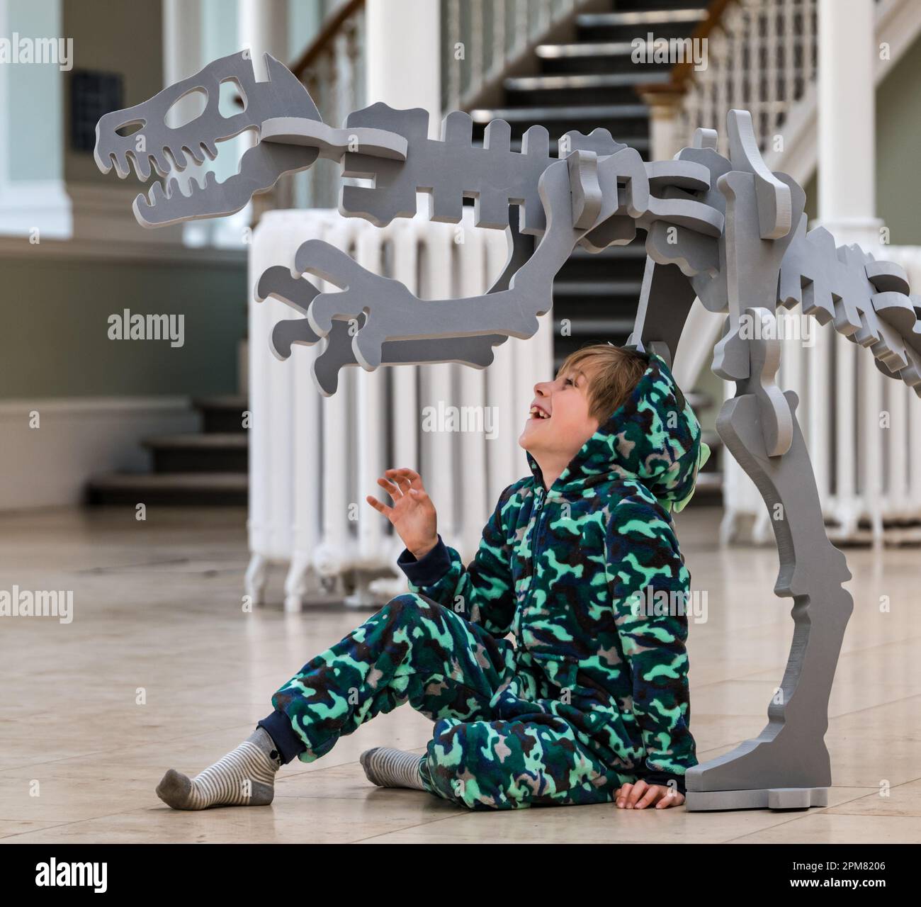 National Museum of Scotland, Édimbourg, Écosse, Royaume-Uni, 12 avril 2023. Festival des sciences d'Édimbourg : promotion de EarthFest au musée. EarthFest offre l'occasion d'en apprendre plus sur notre planète, les animaux qui vivent ici et comment nous pouvons nous en occuper, avec des activités telles que la construction d'un squelette de dinosaure. En photo : Thane Elders (7 ans) se prépare à EarthFest ce week-end avec un dinosaure à construire soi-même. Crédit : Sally Anderson/Alay Live News Banque D'Images