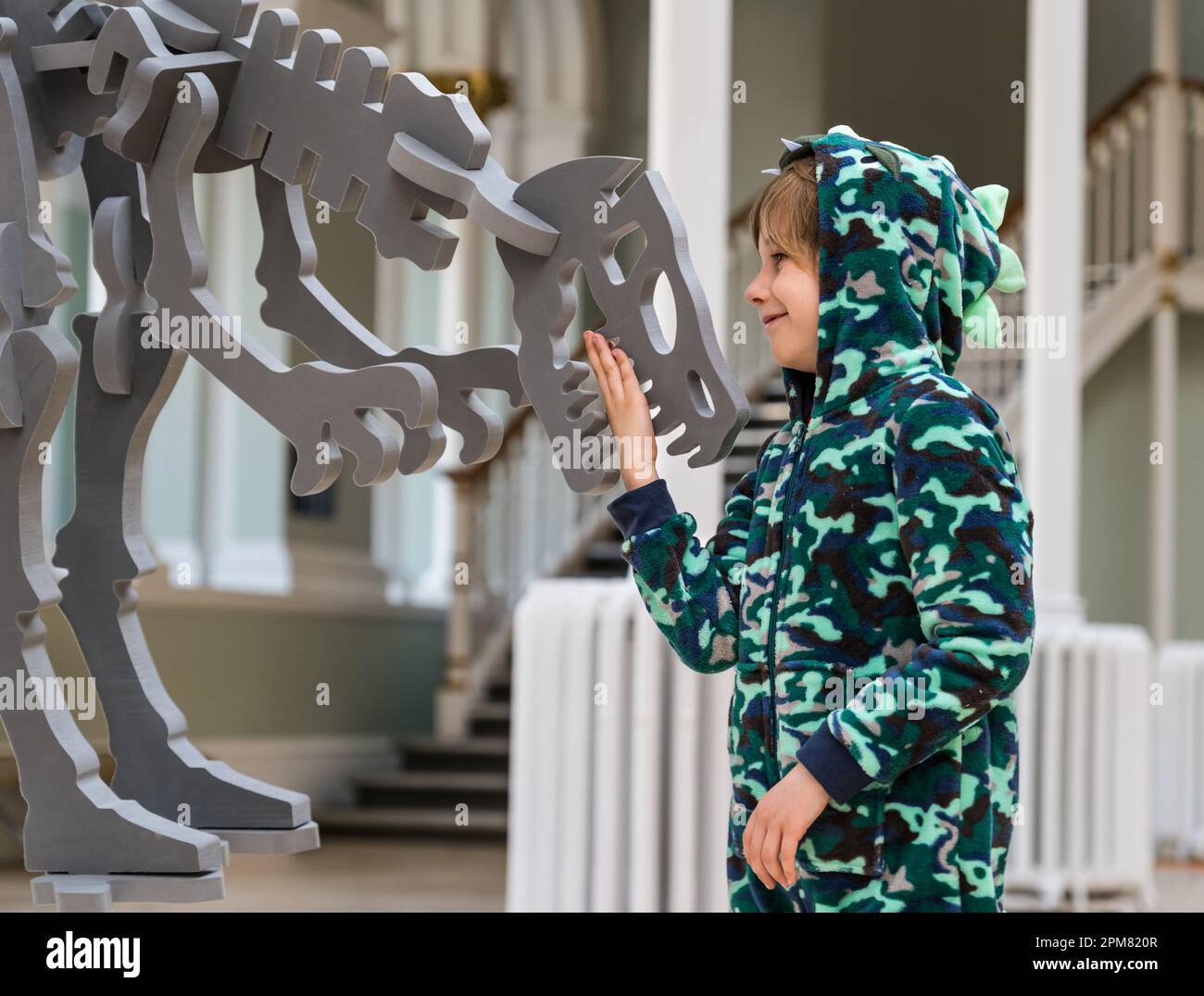 National Museum of Scotland, Édimbourg, Écosse, Royaume-Uni, 12 avril 2023. Festival des sciences d'Édimbourg : promotion de EarthFest au musée. EarthFest offre l'occasion d'en apprendre plus sur notre planète, les animaux qui vivent ici et comment nous pouvons nous en occuper, avec des activités telles que la construction d'un squelette de dinosaure. En photo : Thane Elders (7 ans) se prépare à EarthFest ce week-end avec un dinosaure à construire soi-même. Crédit : Sally Anderson/Alay Live News Banque D'Images