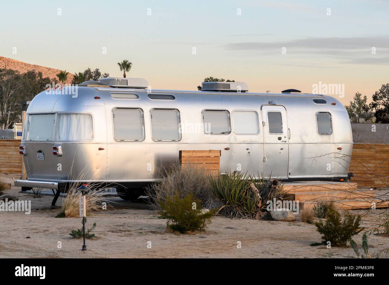 États-Unis, Californie, région de Greater Palm Springs, Joshua Tree, Auto Camp Air Stream Banque D'Images