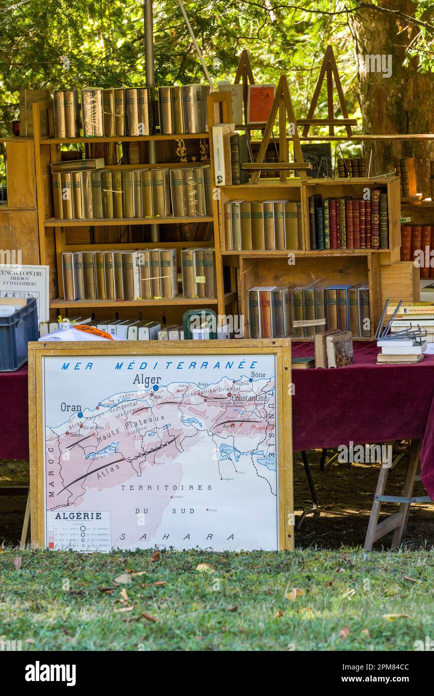 France, Indre et Loire, Chanceaux-près-Loches, édition 3rd des écrivains de Gonzague Saint bris, la cabane des chasseurs, ' événement de signature de livres à Chanceaux-Pres-Loches, édition 4th des écrivains de Gonzague Saint bris, le coin des libraires Banque D'Images