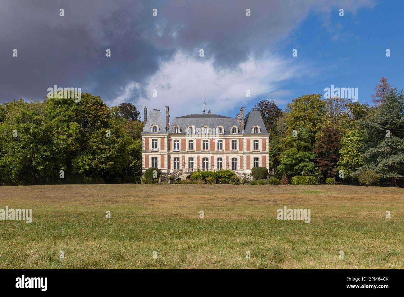 France, Indre et Loire, Chanceaux-près-Loches, le château construit au milieu du 19th siècle dans le style Louis XIII par la volonté de Valérie Schneider, veuve du célèbre industriel, appartenait aux familles Mame et Saint-bris, parc créé par l'architecte paysagiste Eugène Buhler Banque D'Images