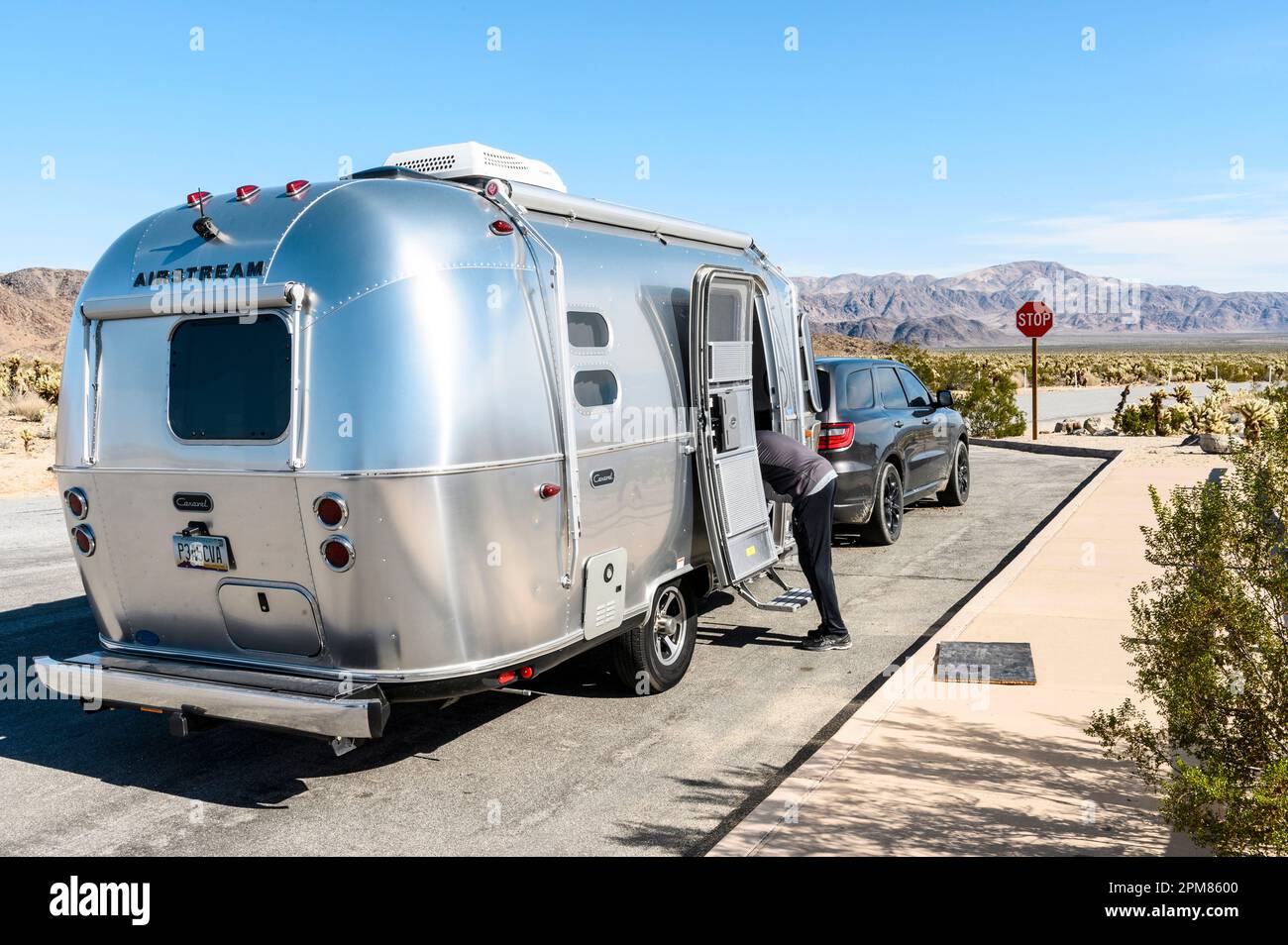 États-Unis, Californie, région de Greater Palm Springss, parc national de Joshua Tree, AirStream Caravan sur le côté de la route Banque D'Images