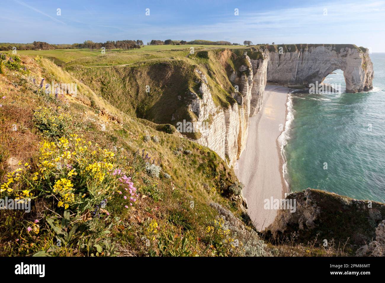 France, Seine-Maritime, pays de Caux, Côte d'Albâtre, Etretat, vue sur la falaise de Manneporte, plage de galets et parcours de golf Banque D'Images