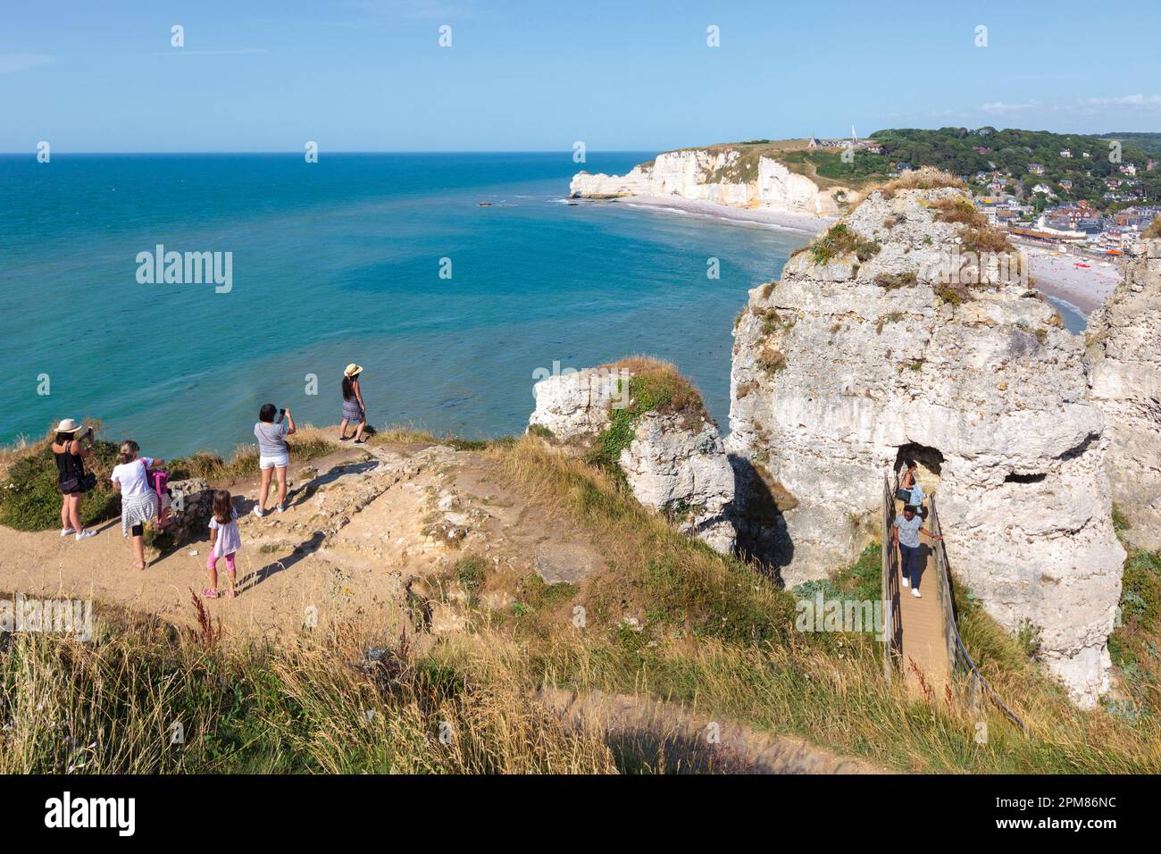 France, Seine-Maritime, pays de Caux, Côte d'Albâtre, Etretat, jeunes touristes au bord du précipice, prenant le risque de tomber de la falaise pour se photographier dans une position enrichissante sur les réseaux sociaux Banque D'Images