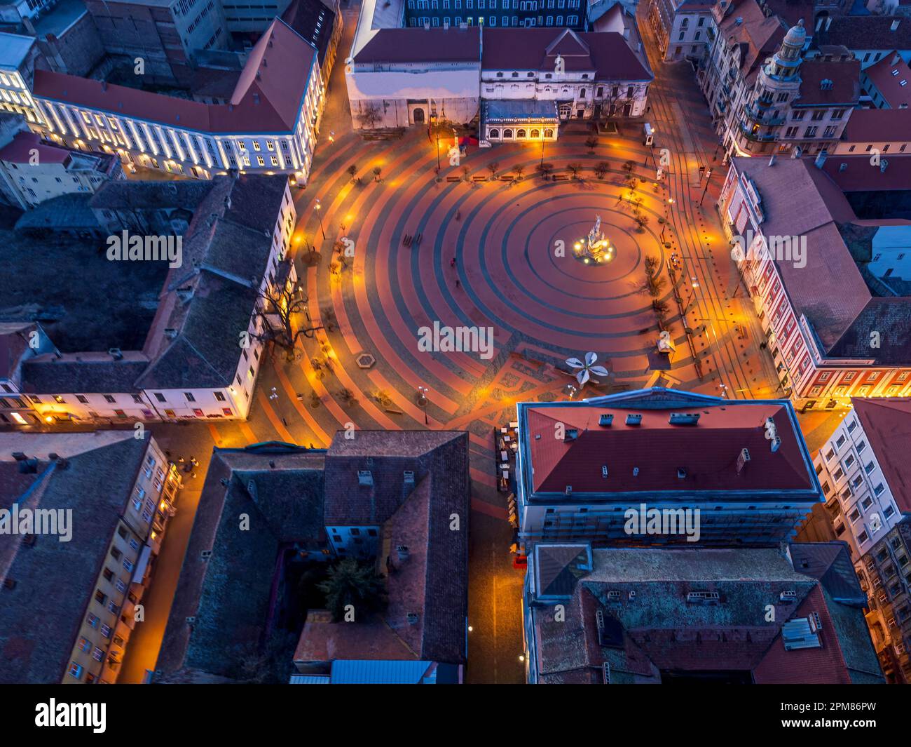 Vue aérienne de Liberty Square avec les bâtiments de style baroque environnants. La photo a été prise le 5th février 2023 à Timisoara, le Cultur européen Banque D'Images