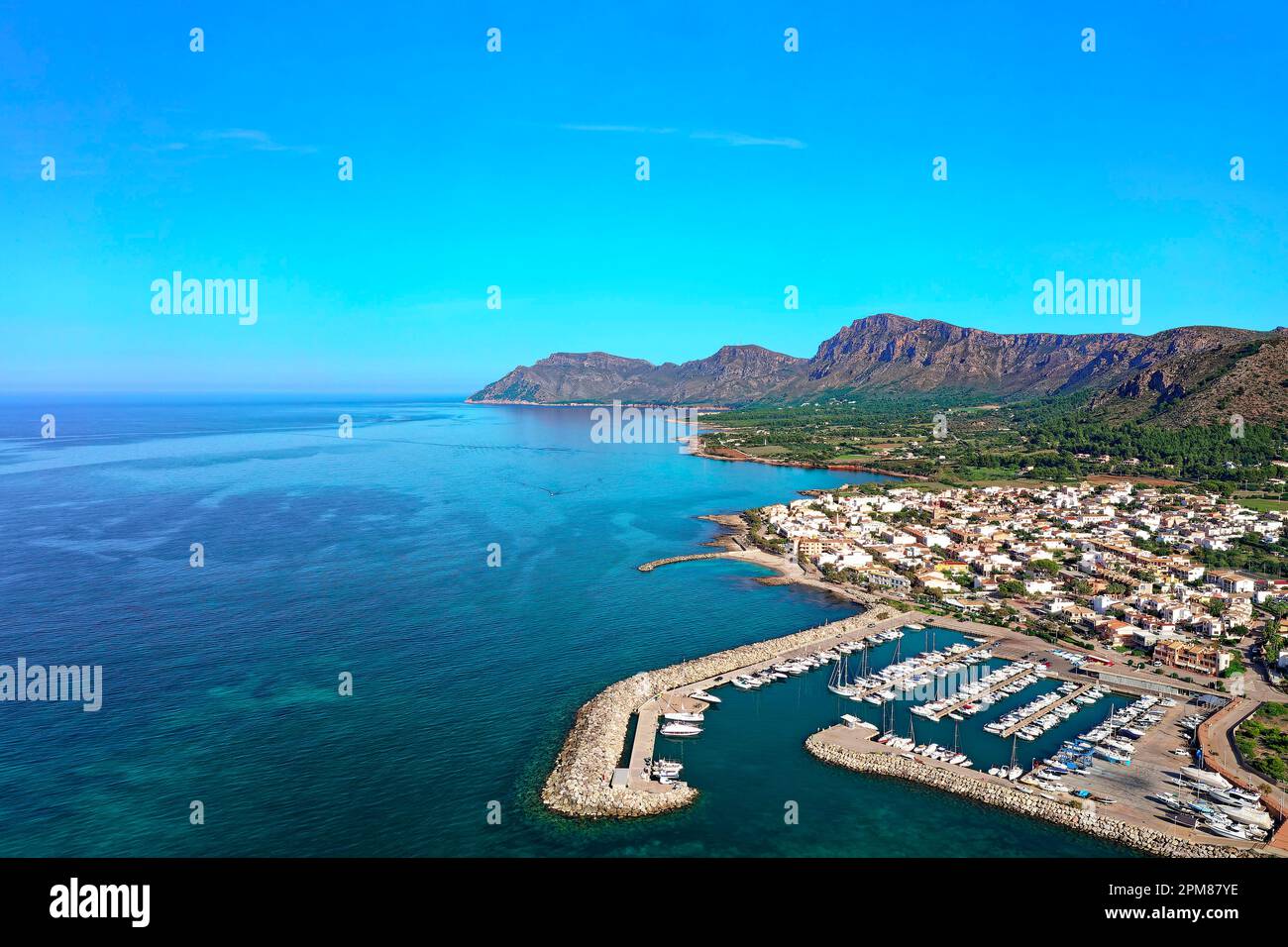 Espagne, Iles Baléares, Majorque, Baie d'Alcúdia, Colonia de Sant Pere, ville par la mer et son port, en arrière-plan le Parc naturel de la Península de Llevant et les montagnes (vue aérienne) Banque D'Images