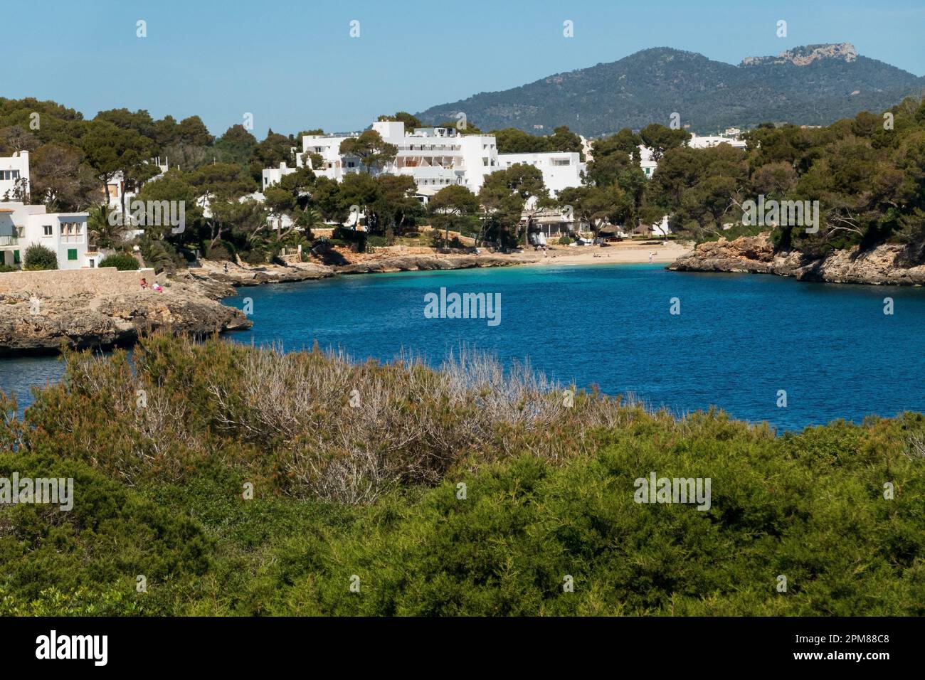 Cala d’Or, Majorque, Iles Baléares, Espagne. 29 mars 2023, vue sur la côte de Cala Dor depuis es Forti, Majorque Banque D'Images