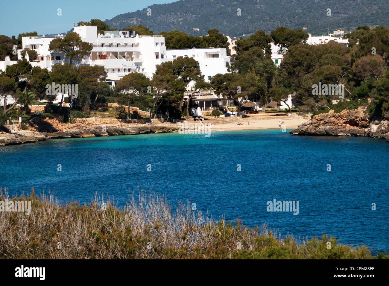 Cala d’Or, Majorque, Iles Baléares, Espagne. 29 mars 2023, vue sur la plage et la côte de Cala Dor depuis es fort, Majorque Banque D'Images