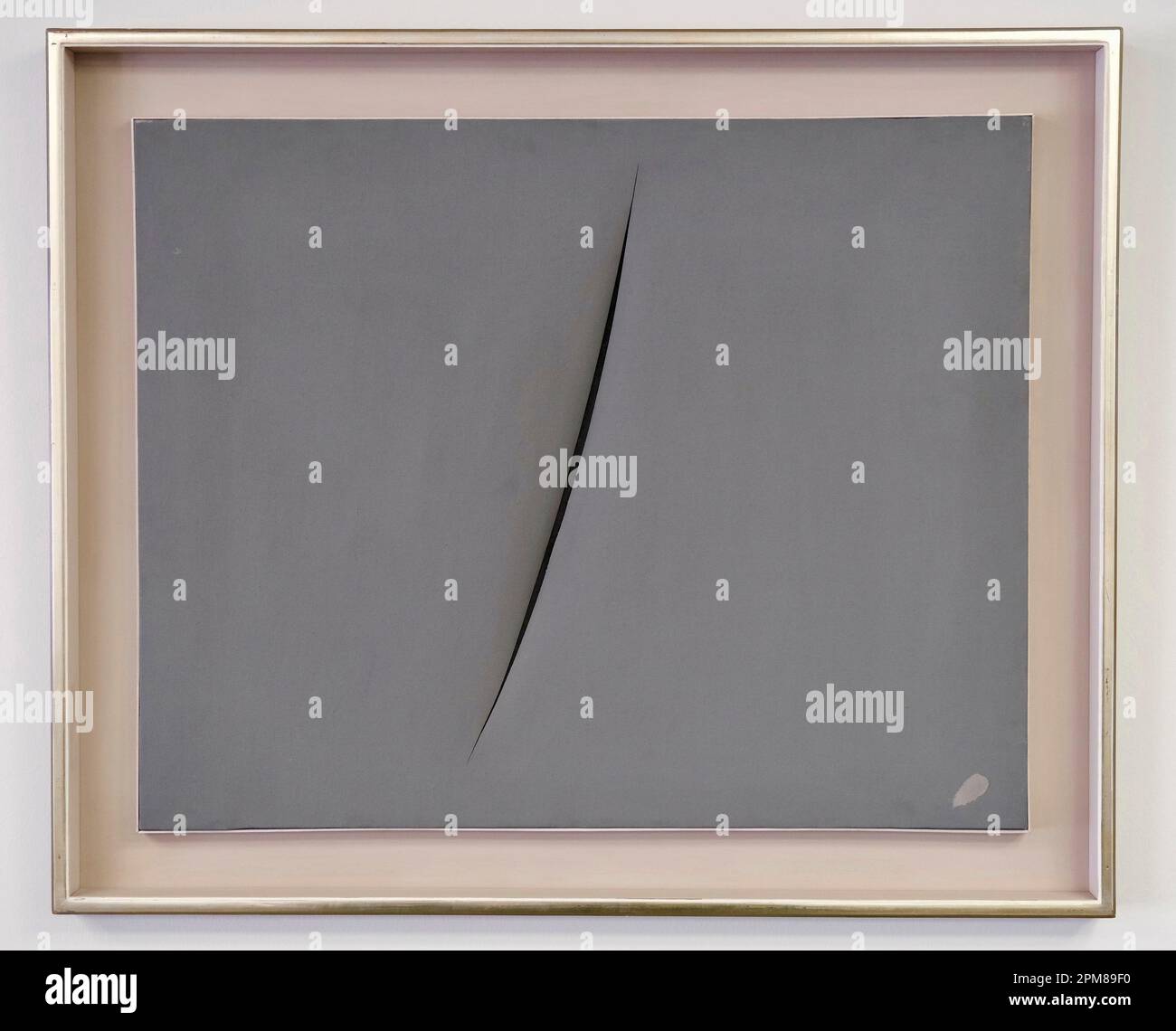 Italie, Lombardie, Milan, Piazza del Duomo, museo del Novecento ouvert en 2010, musée dédié à l'art du 20th siècle et conçu par les architectes Italo Rota et Fabio Fornasari, concept spatial, en attente par Lucio Fontana, 1960 Banque D'Images