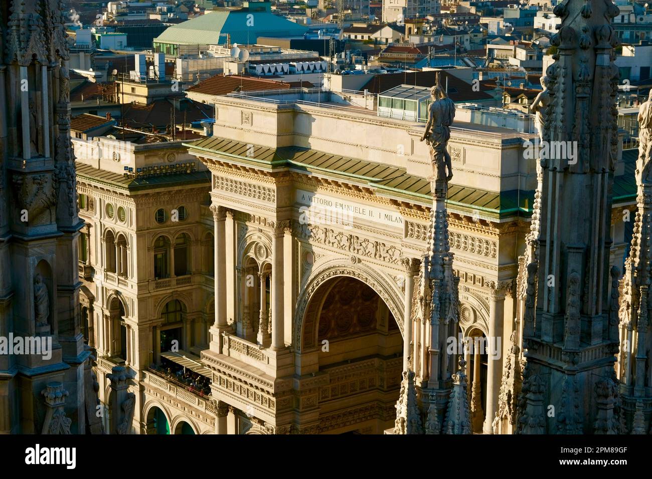 Italie, Lombardie, Milan, Piazza del Duomo, vue sur la galerie Vittorio Emanuele II depuis le toit de la cathédrale de la Nativité de la Sainte Vierge (Duomo) construite entre le 14th siècle et le 19th siècle, dans le style gothique flamboyant Banque D'Images