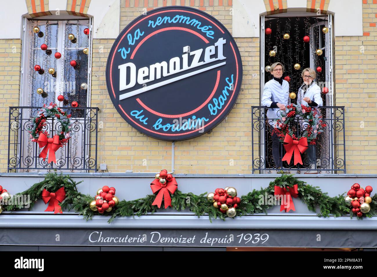 France, Ardennes, Rethel, Demoizet charcuterie A la renommée du boudin blanc, Françoise et Marie Thewys Demoizet pendant la période de Noël Banque D'Images