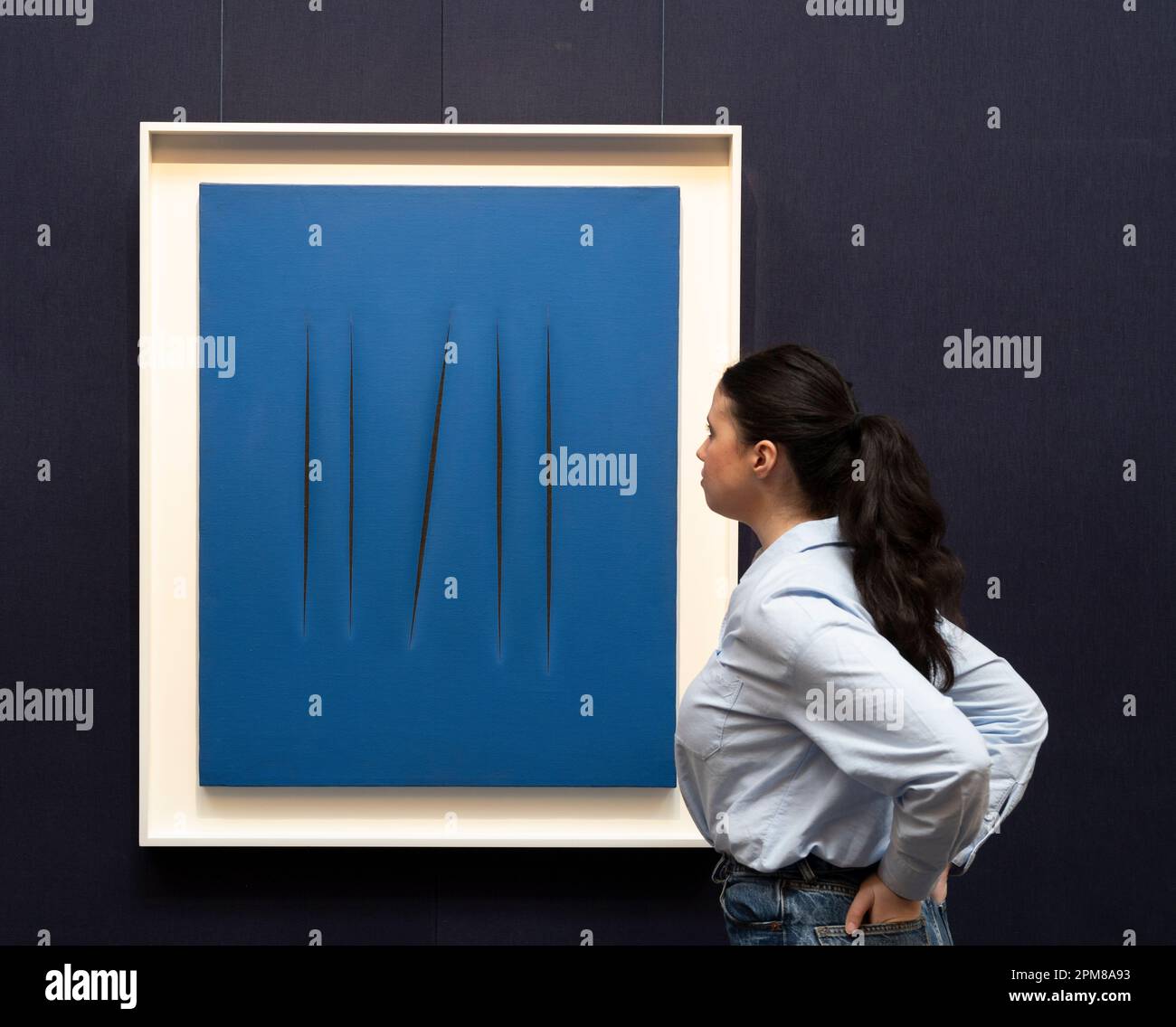 Sotheby's, Londres, Royaume-Uni. 12th avril 2023. Des chefs-d'œuvre modernes et contemporains de Picasso, Magritte, Basquiat, Fontana, Richter et Hammershøi sont dévoilés à Londres avant la vente aux enchères de mai à New York. Image : Lucio Fontana, Concetto Spaziale, Attese, 1968, estimation de 1 800 000 $ à 2 500 000 $. Crédit : Malcolm Park/Alay Live News Banque D'Images