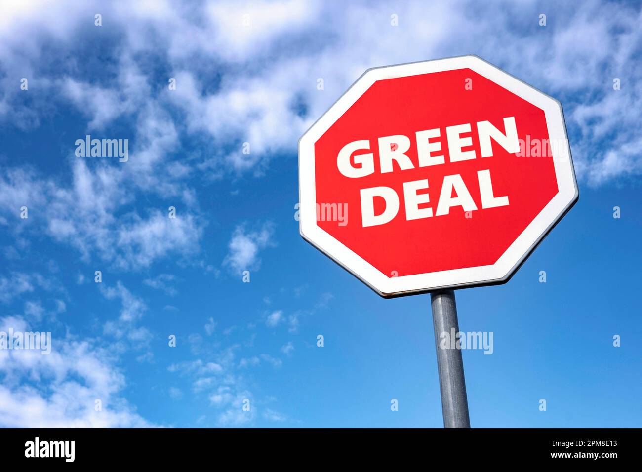 Stop signe avec le TEXTE DE L'ACCORD VERT pour abandonner le plan controversé de l'UE pour réduire les émissions de CO2 et de GES Banque D'Images