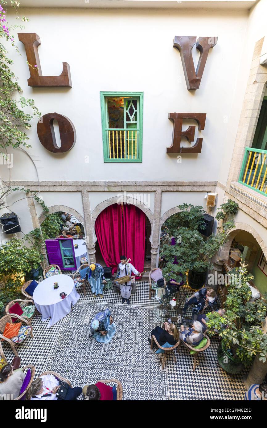 Maroc, Mogador, Essaouira, classé au patrimoine mondial de l'UNESCO, le restaurant Love dans la médina, spectacle de musique et de danse traditionnel Gnaoua Banque D'Images