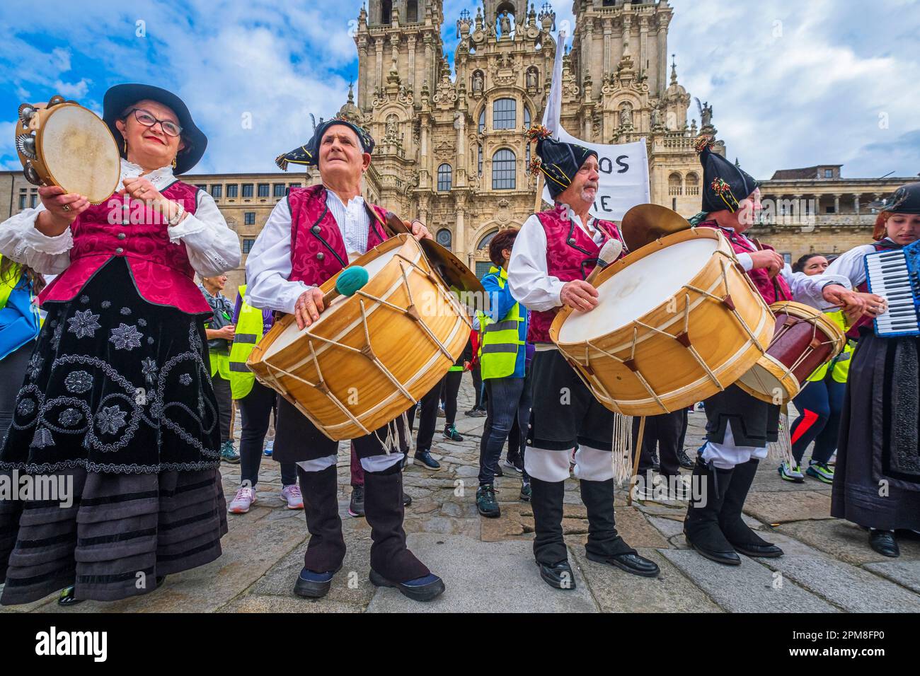 Espagne, Galice, Saint-Jacques-de-Compostelle, la vieille ville (classée au patrimoine mondial de l'UNESCO), formation musicale galicienne traditionnelle devant la cathédrale de Praza do Obradoiro Banque D'Images