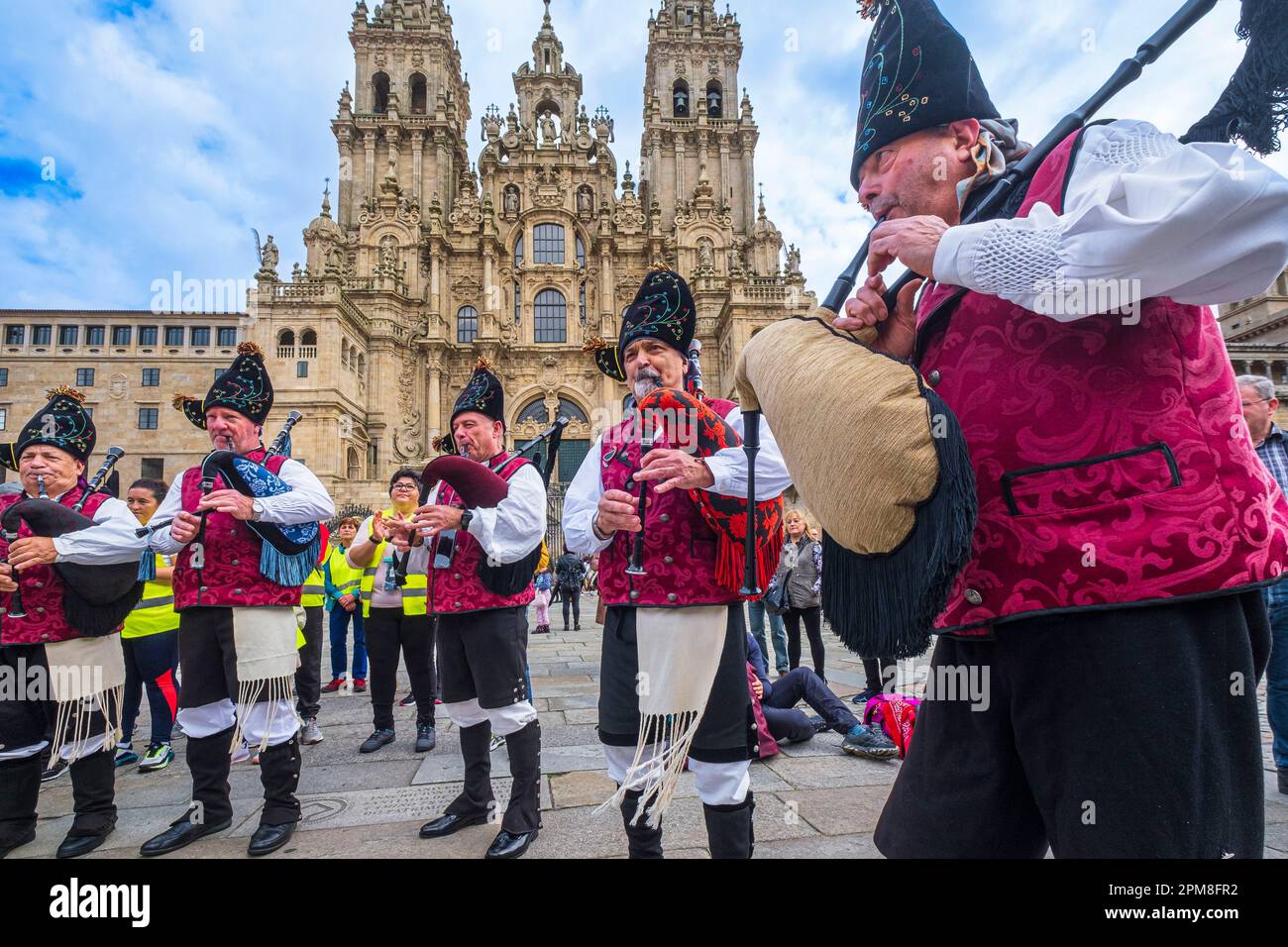 Espagne, Galice, Saint-Jacques-de-Compostelle, la vieille ville (classée au patrimoine mondial de l'UNESCO), formation musicale galicienne traditionnelle devant la cathédrale de Praza do Obradoiro Banque D'Images