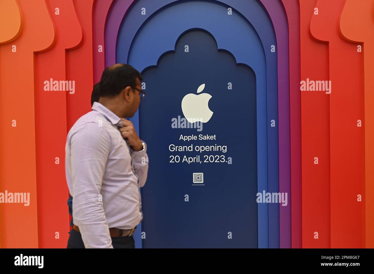 New Delhi, Delhi, Inde. 12th avril 2023. Un homme passe par le premier magasin Apple Store d'Inde avant son lancement dans Select CityWalk Mall, Saket, à New Delhi, en Inde, sur 12 avril 2023. Apple Inc. Lance deux nouveaux magasins de détail en Inde, l'un à Mumbai sur 18 avril et l'autre à Delhi sur 20 avril. (Credit image: © Kabir Jhangiani/ZUMA Press Wire) USAGE ÉDITORIAL SEULEMENT! Non destiné À un usage commercial ! Crédit : ZUMA Press, Inc./Alay Live News Banque D'Images