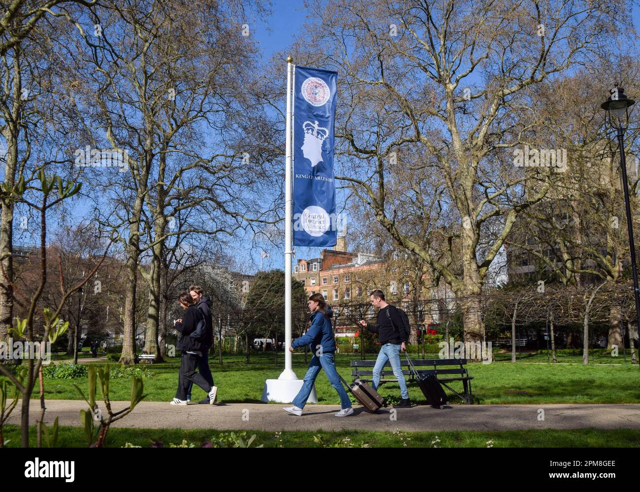 Londres, Royaume-Uni. 12th avril 2023. Les gens marchent devant une bannière du couronnement du roi Charles III sur la place Russell, devant le couronnement qui a lieu sur 6 mai. Credit: Vuk Valcic/Alamy Live News Banque D'Images