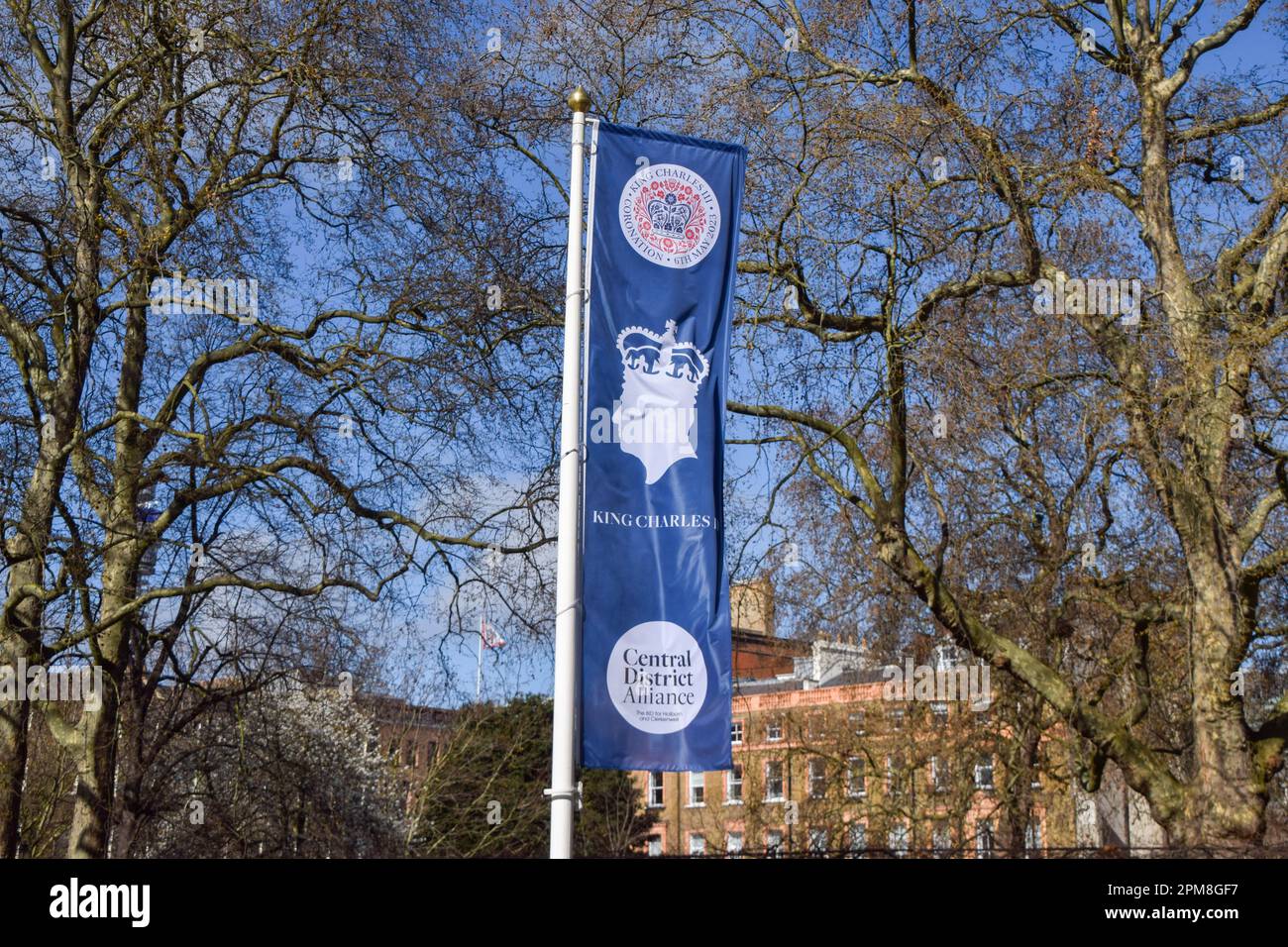 Londres, Royaume-Uni. 12th avril 2023. Des banderoles de couronnement du roi Charles III ont été installées sur la place Russell avant le couronnement, qui a lieu sur 6 mai. Credit: Vuk Valcic/Alamy Live News Banque D'Images